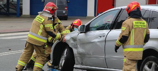 Zderzenie trzech osobówek na skrzyżowaniu Lipińskiego ze Stróżowską (ZDJĘCIA)