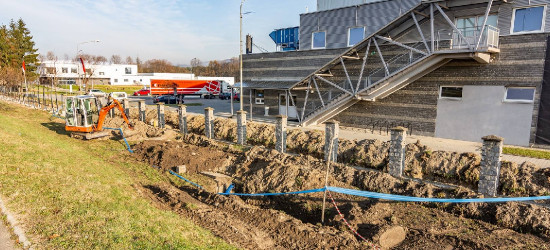 MOSiR SANOK: Rozbiórka ogrodzenia? Spokojnie, w tym miejscu powstanie nowa droga (FOTO)