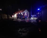 Spłonęła drewniana stodoła. Ogień rozprzestrzeniał się na budynki mieszkalne (ZDJĘCIA)