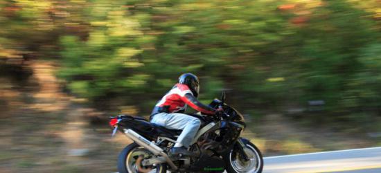 BRZOZÓW: Bez prawa jazdy, przeglądu i rejestracji. Uciekał przed policją 160 km/h