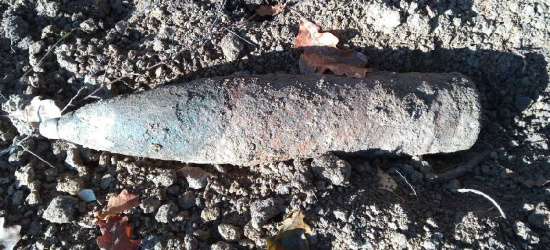PODKARPACIE. Podczas remontu drogi znaleziono pocisk artyleryjski (ZDJĘCIA)