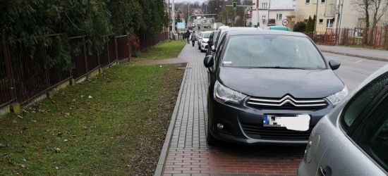 PARKOWANIE PO SANOCKU: „Zastawiony chodnik, wózkiem nie można przejechać”