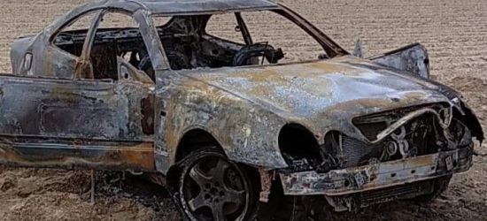 PODKARPACIE. Kręcili „bączki” aż samochód się zapalił. Pojazd spłonął (ZDJĘCIA)