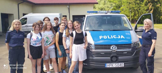 SANOK. „Za mundurem wszyscy sznurem”. Uczniowie odwiedzili komendę policji (ZDJĘCIA)