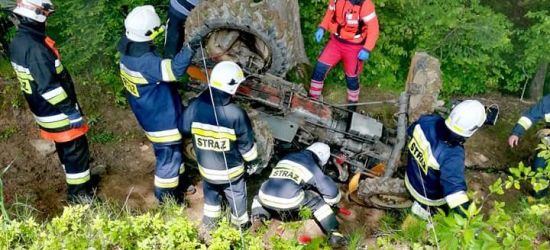 Poważne obrażenia przygniecionego przez ciągnik. Zdjęcia z akcji ratunkowej (FOTO)