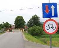Rowerzyści w opałach na moście w Trepczy (ZDJĘCIA)