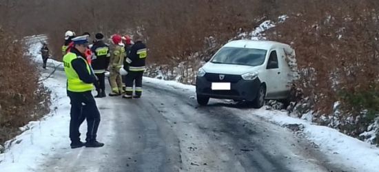 AKTUALIZACJA: Mężczyzna został wciągnięty pod samochód. Niestety nie żyje… (FOTO)