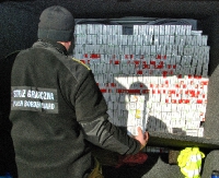 5 tys. paczek papierosów ukrytych w ścianie samochodu (ZDJĘCIA)