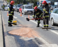 Plama oleju na drodze. Samochody wpadały w poślizg (ZDJĘCIA)