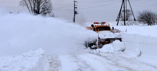 Trzymetrowe zaspy na drodze. Wkracza ciężki sprzęt (FOTO)