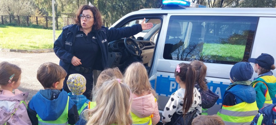 „Pomysłowe Przedszkolaki” odwiedziły sanockich policjantów (ZDJĘCIA)