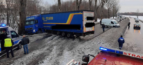 KOSZMARNY WYPADEK: Zderzenie tira z osobówką (ZDJĘCIA)