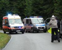 TRAGEDIA W LESIE: Nie żyje młody mężczyzna przygnieciony przez drzewo