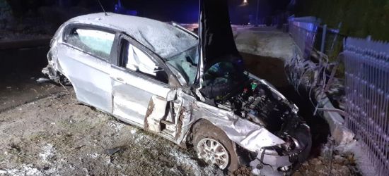 Bardzo groźny wypadek w regionie. Dwie osoby poszkodowane (ZDJĘCIA)