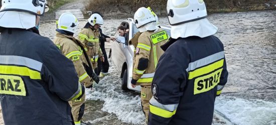 REGION: Samochód zjechał do rzeki. W środku dzieci. Akcja strażaków (ZDJĘCIA)