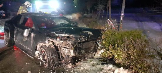 PODKARPACIE. 28-latek wjechał w płot i garaż. Jego samochód dachował (ZDJĘCIA)