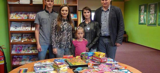 Zamiast kwiatów poprosili o przybory szkolne. Rzeczy trafią do podopiecznych Fundacji Czas Nadziei (FILM, ZDJĘCIA)