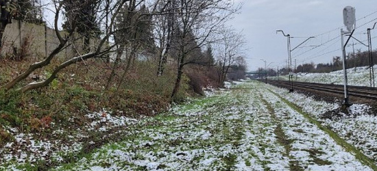 PODKARPACIE. Ciało 78-latki znalezione obok cmentarza i torów (FOTO)