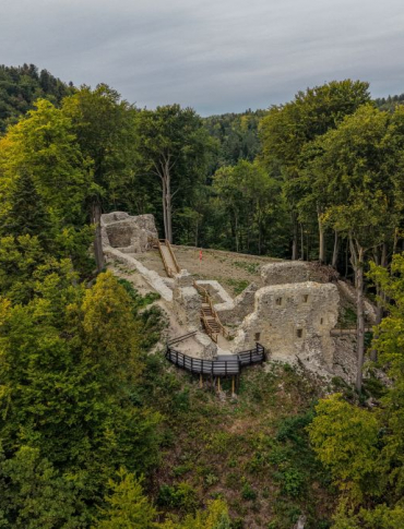 ZAMEK SOBIEŃ. Ruiny z niezwykłym widokiem na San [ZDJĘCIA Z DRONA]