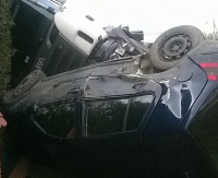 Rażące naruszenie przepisów. Ciężarowa scania i osobowy volkswagen w rowie (ZDJĘCIA)