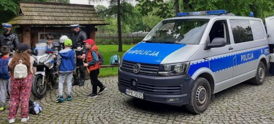 SANOK. Policjanci dla najmłodszych. Prezentacja radiowozu i motocykla w Skansenie (ZDJĘCIA)