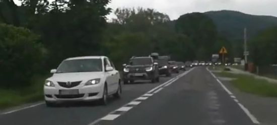 BIESZCZADY: Tak kończył się długi weekend. Gigantyczne korki! (VIDEO)