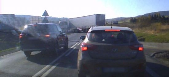 Wyprzedzał kilka samochodów. Drogę zajechał mu tir! (VIDEO Z SAMOCHODU)