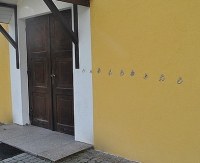 Zniszczona elewacja kościoła, wybite szyby, okaleczone krzewy (ZDJĘCIA)