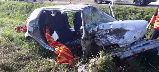 Groźny wypadek! Trzy pojazdy rozbite, cztery osoby w szpitalu (FOTO)