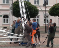 Na sanockim rynku zamontowano scenę (FILM)