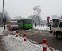 Na Kolejowej autobus sił zbrojnych zderzył się z osobówką (ZDJĘCIA)