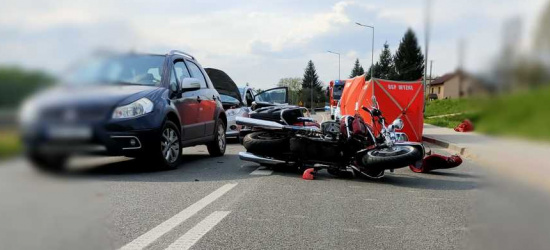 REGION: Uderzył w trzy samochody. Motocyklista zmarł (ZDJĘCIA)
