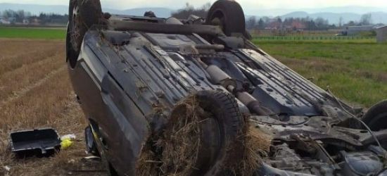 Pękła opona, samochód dachował. Dwie osoby w szpitalu (ZDJĘCIA)
