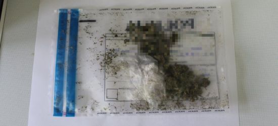 Bez pasów, prawa jazdy i z woreczkiem narkotyków