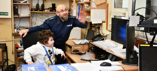 6-letnia Wiktoria została „Honorową Policjantką” ustrzyckiej komendy (FOTO)