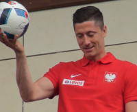 Kadra w komplecie. Robert Lewandowski: Tylko dziecka proszę nie rzucać! (FILM)