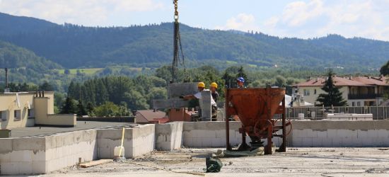 Upał im nie straszny! Budowa obiektu uczelni trwa w najlepsze (ZDJĘCIA)