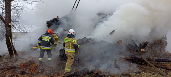 Strażacy w akcji. Pożar budynku gospodarczego w Dydni (ZDJĘCIA)