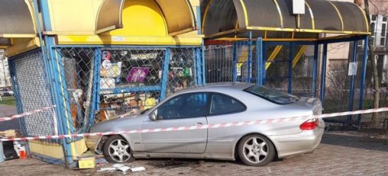 PODKARPACIE: Mercedesem uderzył w kiosk. Nie żyje mężczyzna (FOTO)