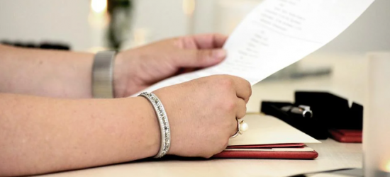 Urzędniczka bezprawnie udostępniała informacje prywatnemu detektywowi. Oboje tymczasowo aresztowani