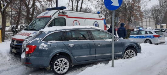 PRUSIEK: Zdarzenie z udziałem karetki i samochodu osobowego