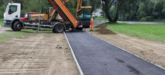 Kolejne metry asfaltowej ścieżki nad Sanem. Praca wre (ZDJĘCIA)