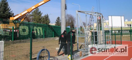 WIERCHY SANOK: Rozpoczął się montaż telebimu. Piaskowanie płyty (FOTO)