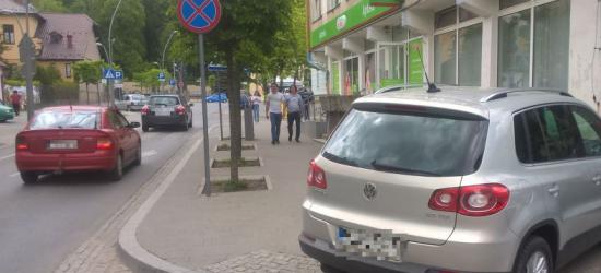 Leżał nad strumieniem. Nie był w stanie sie poruszać