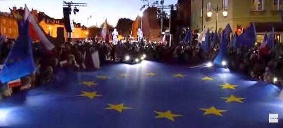 Protest na Placu Zamkowym. To nie była największa manifestacja w Polsce (VIDEO)