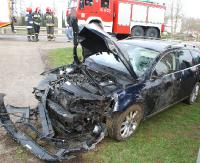 Nie chciał wjechać w psa. Gwałtownie skręcił i wpadł do rzeki (ZDJĘCIA)