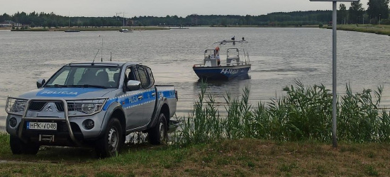 Podmuch wiatru przemieścił rowerek. Matka z synem w niebezpieczeństwie