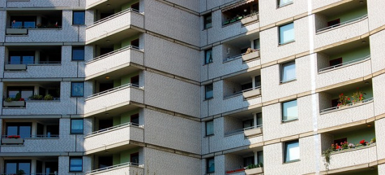 REGION. Nagi mężczyzna klęczał na parapecie na czwartym piętrze!