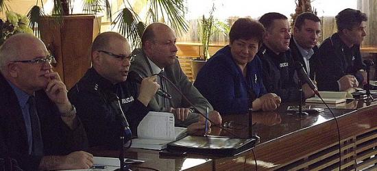 O pseudokibicach i bezpieczeństwie na drodze rozmawiali policjanci podczas debaty z leską młodzieżą (ZDJĘCIA)