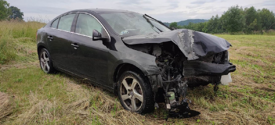 PAKOSZÓWKA: Samochód wypadł z drogi i uderzył w drzewo! (FOTO)